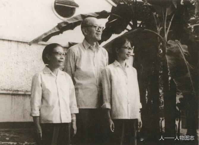 张闻天、刘英同内侄女刘晓红在肇庆住处(1973年)。