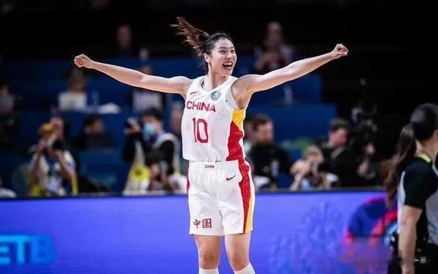 中国女篮现役防守强度最硬的四朵金花：

1、黄思静   前锋   27岁  身高