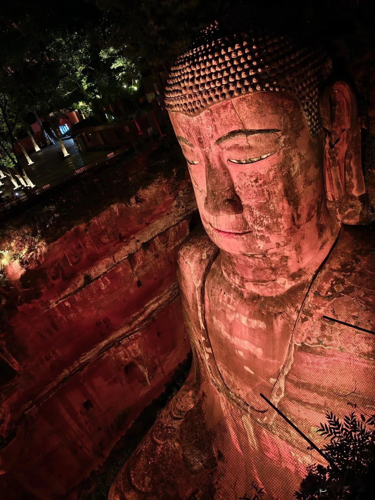 在四川省乐山市，夜游乐山大佛景区！

那天晚上九点左右，匆匆忙忙爬上去，近距离拍