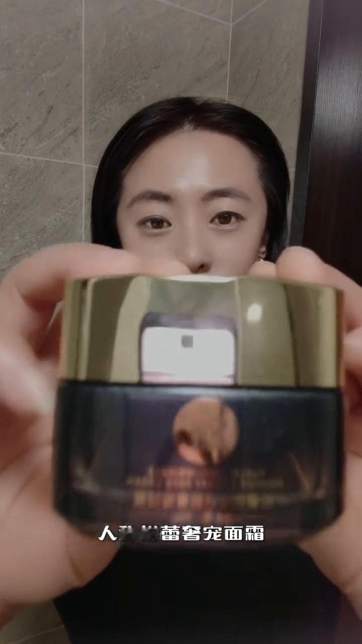 这款悦蕾抗皱紧致奢宠面霜，人称悦蕾奢宠面霜。补水超持久，紧致又提升，还能焕发新活