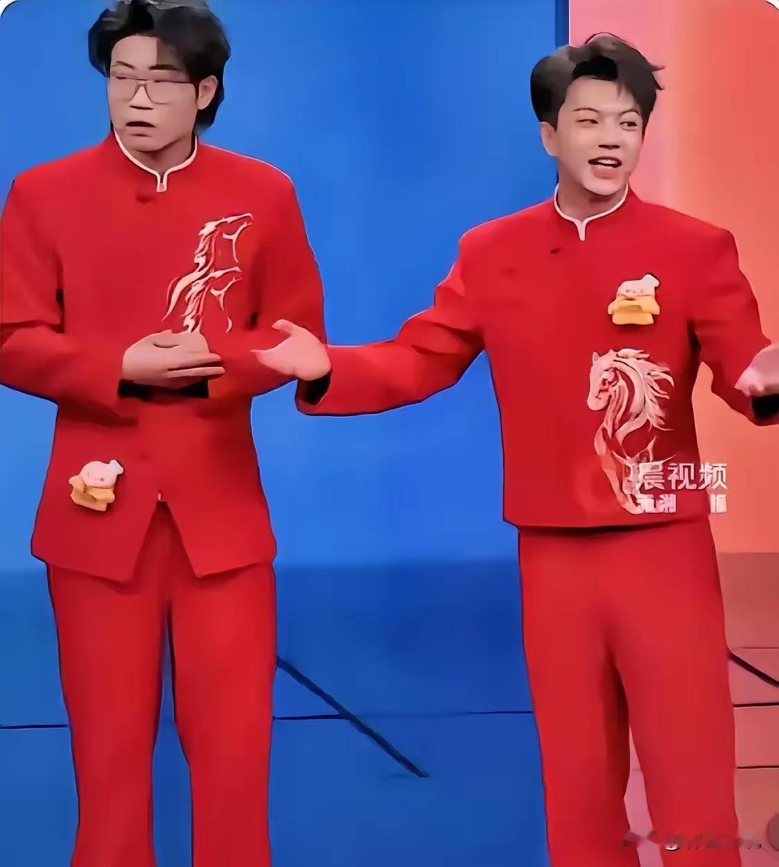 我爸爸指着屏幕问：“他俩在说啥呢？”
我说：“他俩说的是相声啊。”
我妈补充道：