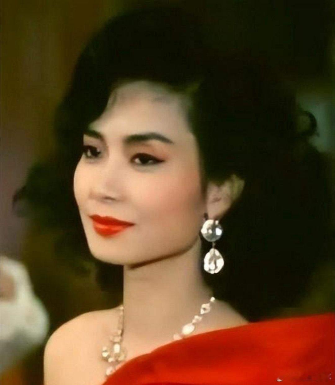 1982年，赌王何鸿燊瞅着19岁的邝美云，开口问道：“靓女，有没有兴趣当我的姨太