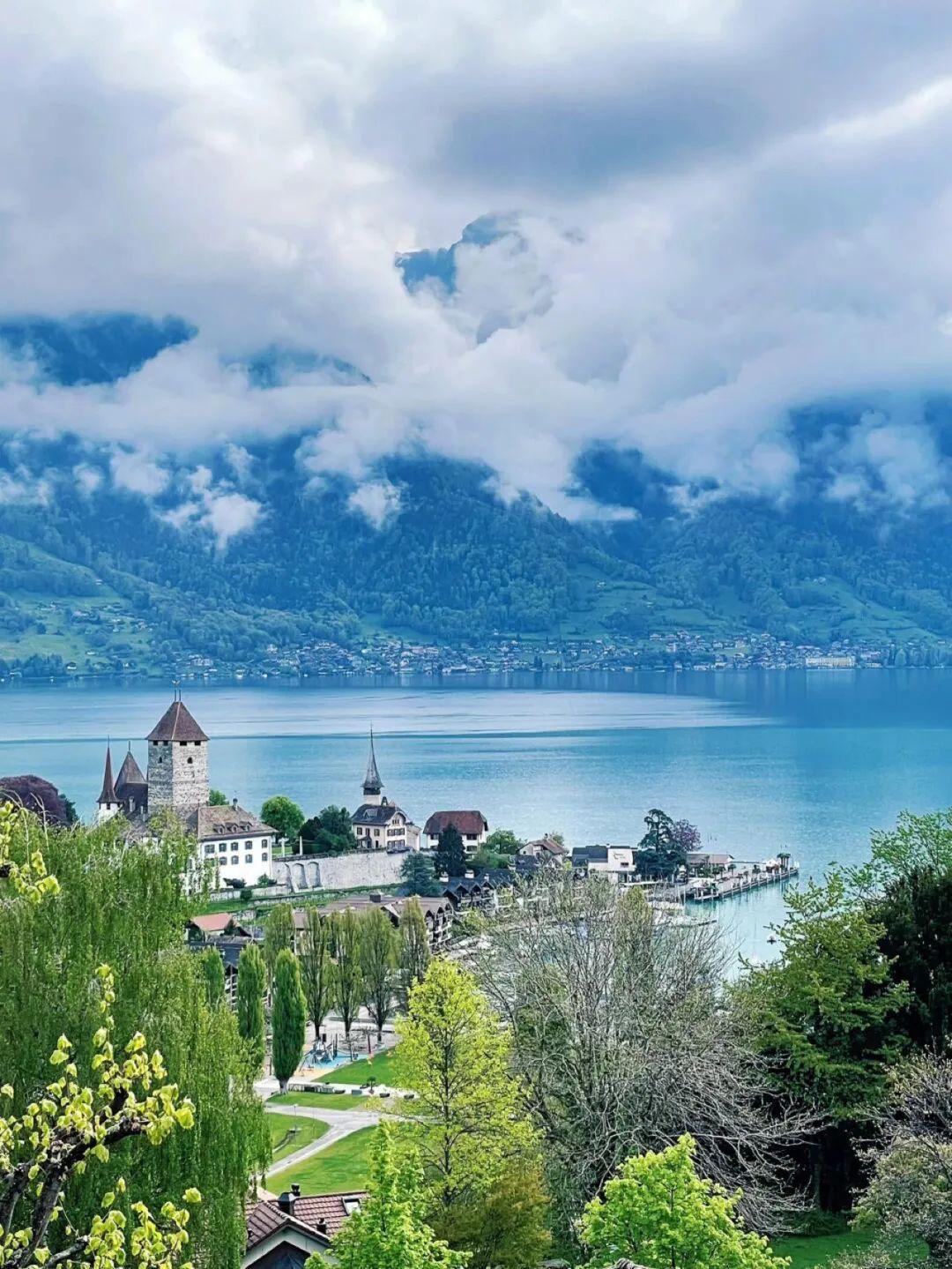 如今中考的整体难度在降低，其实以前中考的难度也不算大。要是孩子自顾自地忙，那可能