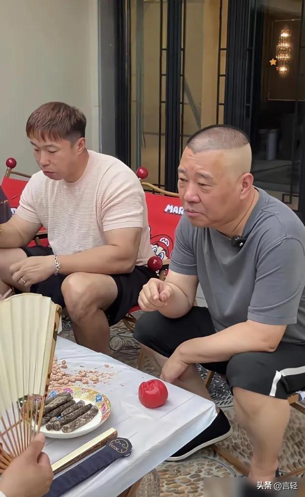 曹云金的听云轩，月成本近200万
靠直播间养剧场，居然活得挺好。
团队过百，演出