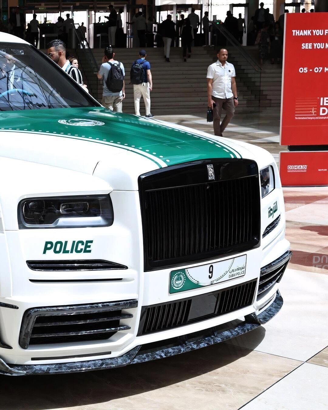 豪车超跑[超话]  我想去迪拜当个辅警不知道可不可以？这哪是去上班啊[允悲][允