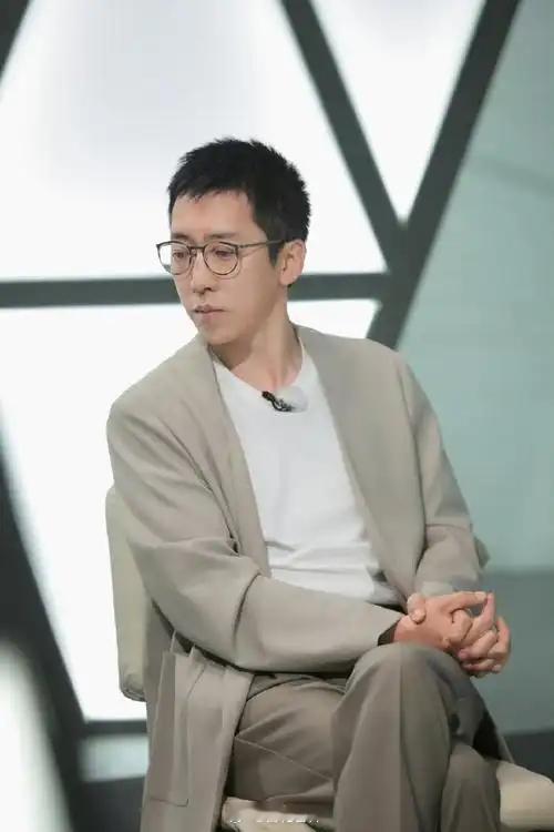 曝留几手想复婚当年：妻离狗散，好马不吃回头草。现在：网友劝回头是岸，留几手：岸在