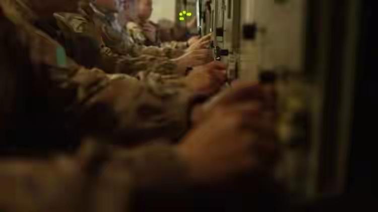 东部沿海阵地，导弹全时竖立，今晚，刚刚也已经通电话
连日来，东部战区沿海一线紧张