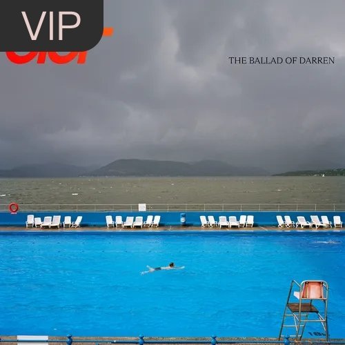 湛蓝的泳池后面是灰扑扑的大海，亲眼见证了时代越来越收缩，文化日渐保守，政治愈发动