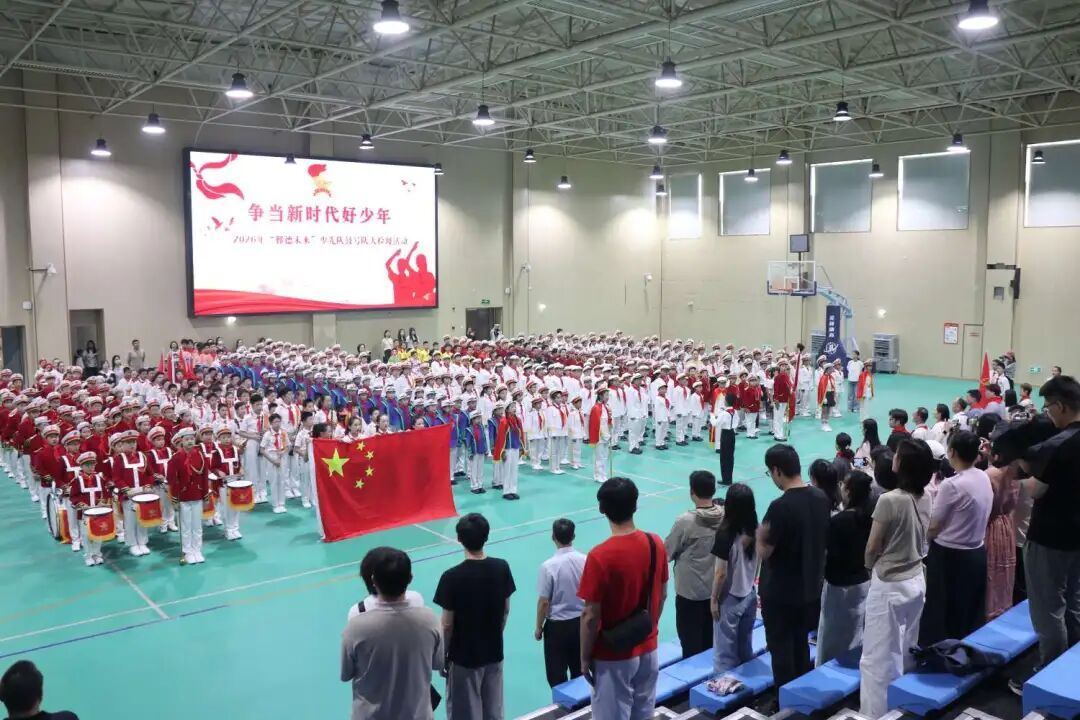 宁波少年鼓号展演尽显红领巾昂扬风采 近日，2026年“鄞德未来”少先队鼓号队大检