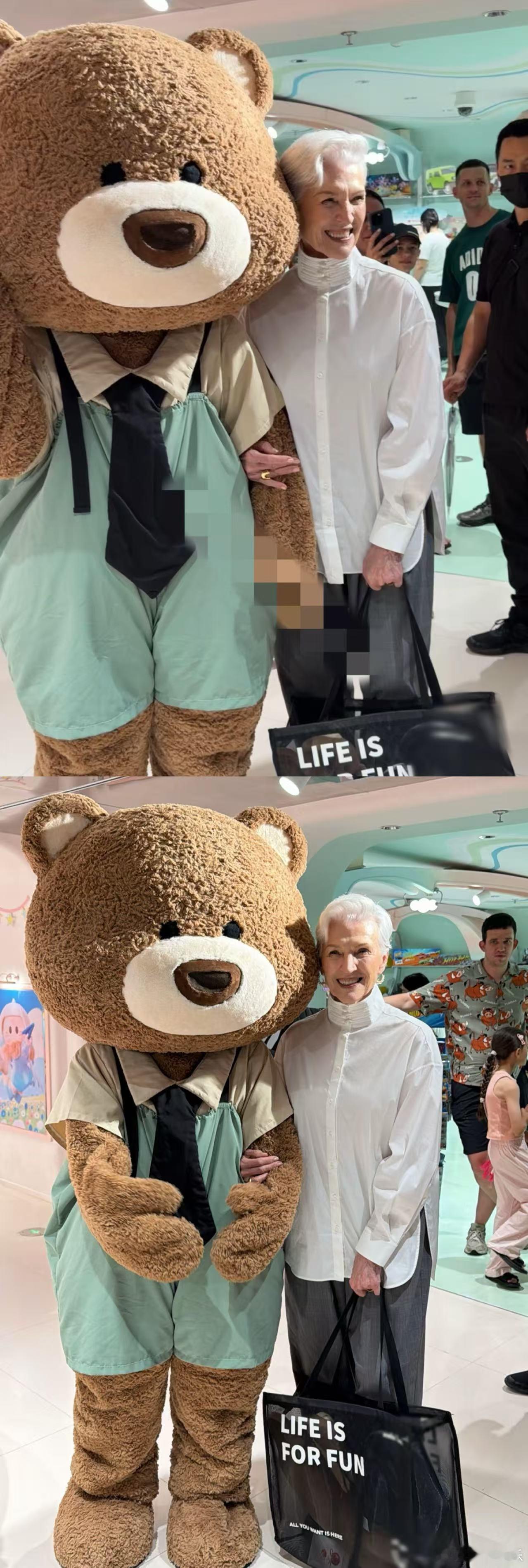 在上海逛街遇到马斯克妈妈了马斯克妈妈在上海citywalk 银发气质太出众，走在