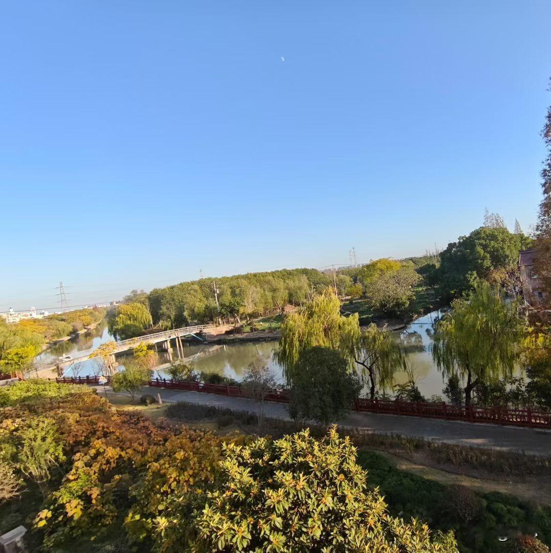 以前说嫁有钱家庭被说现实，嫁了穷家庭才知道，为了钱而愁根本没爱情，亲情，只有钱。