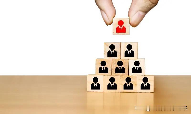 体制内中层领导可太难做了。
有位体制内的主任跟人吐槽。
他科室有个新来的00后，