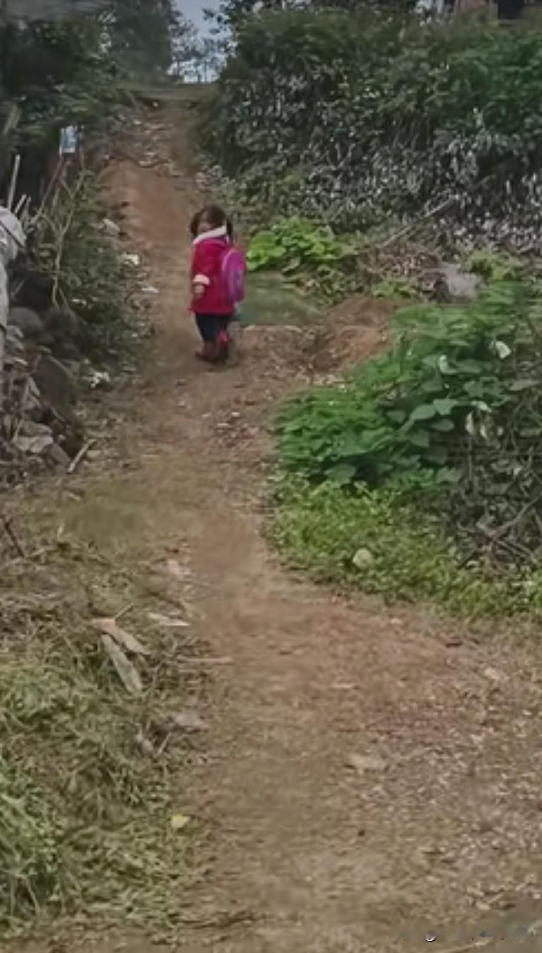 我预料到了老师会送小姑娘回家
也预料到了老师会悄悄给她送衣服本子
但万万没想到的