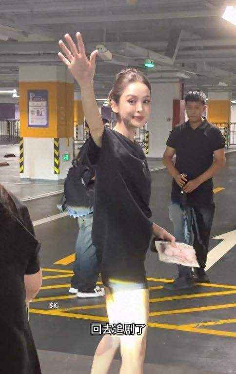 娜扎被批膀大腰圆！穿卫衣身形臃肿脸胖，1米72身高像大妈