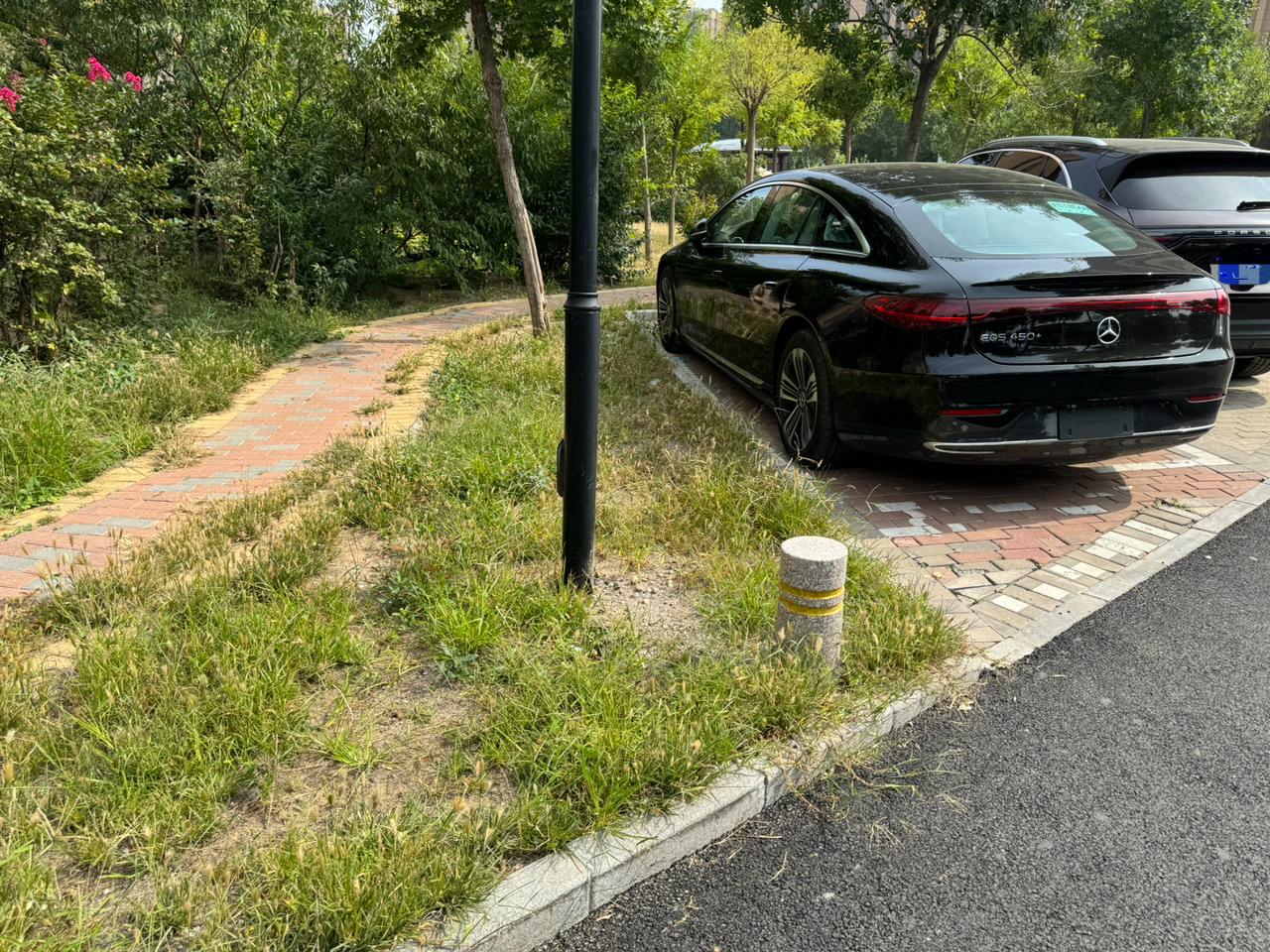 各位老司机鉴别一下EQS停的这个位置
5米多的车，开过来一把进去，而且还要给右手