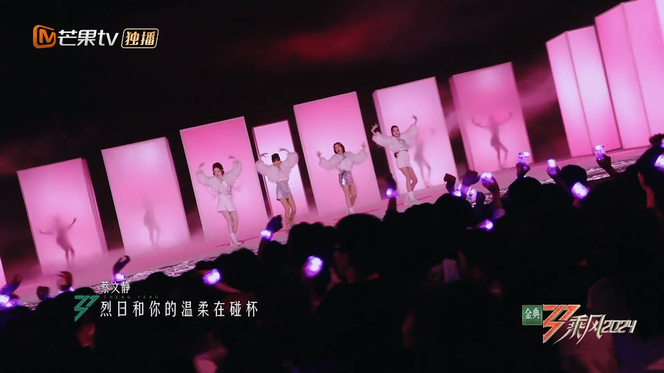 #热恋情节组蔡文静身高##蔡文静误入巨人国# 蔡文静在《热恋情节》中的身高虽然不