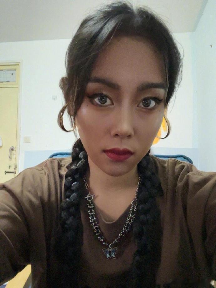 #这英cos吉克隽逸# 这英模仿吉克隽逸的样子，简直是快乐的制造机。 ​​​