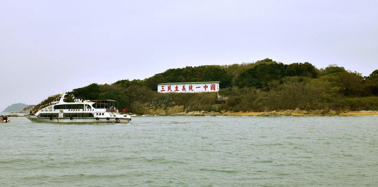 就在刚刚，
 
“台独”官员带着7名反华议员闯进金门水域！
 
7月9日，民进党