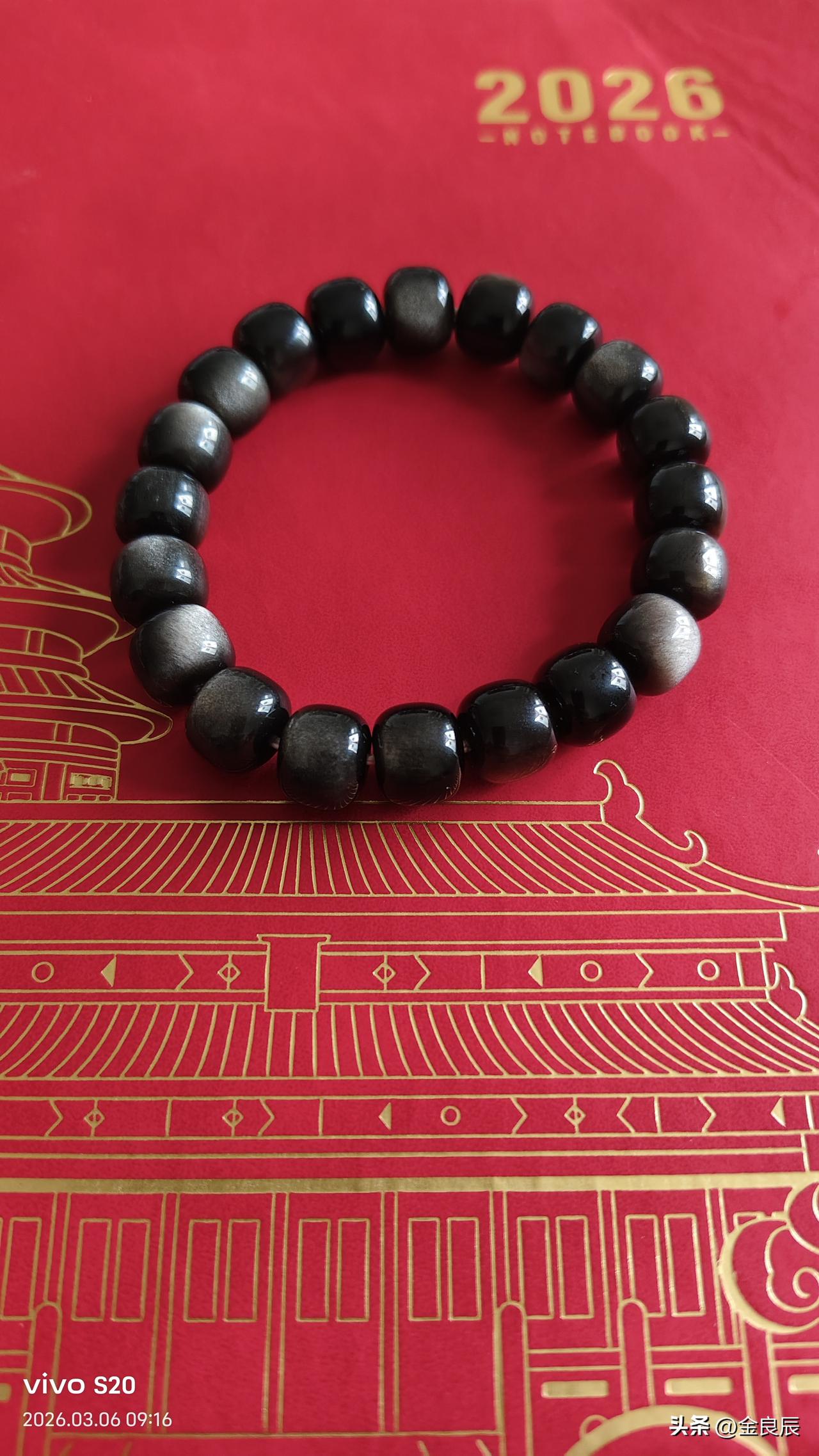 春节期间在我家附近的瀚海海尚闲逛，碰到一个卖文玩玉器的铺子，橱窗里的一份产品介绍