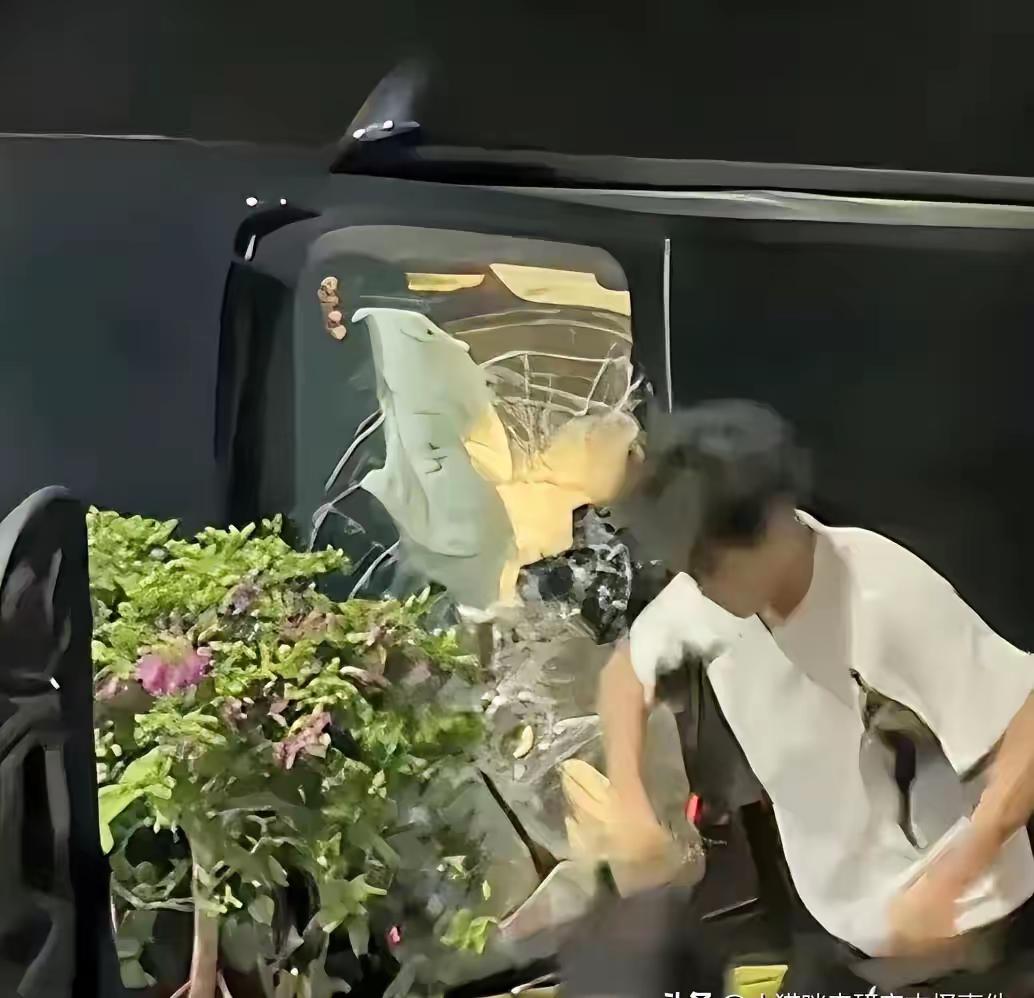 “全网破防！”广东汕头凌晨三点空荡荡的街头，一名年仅18岁的少年，凭着一腔赤诚与