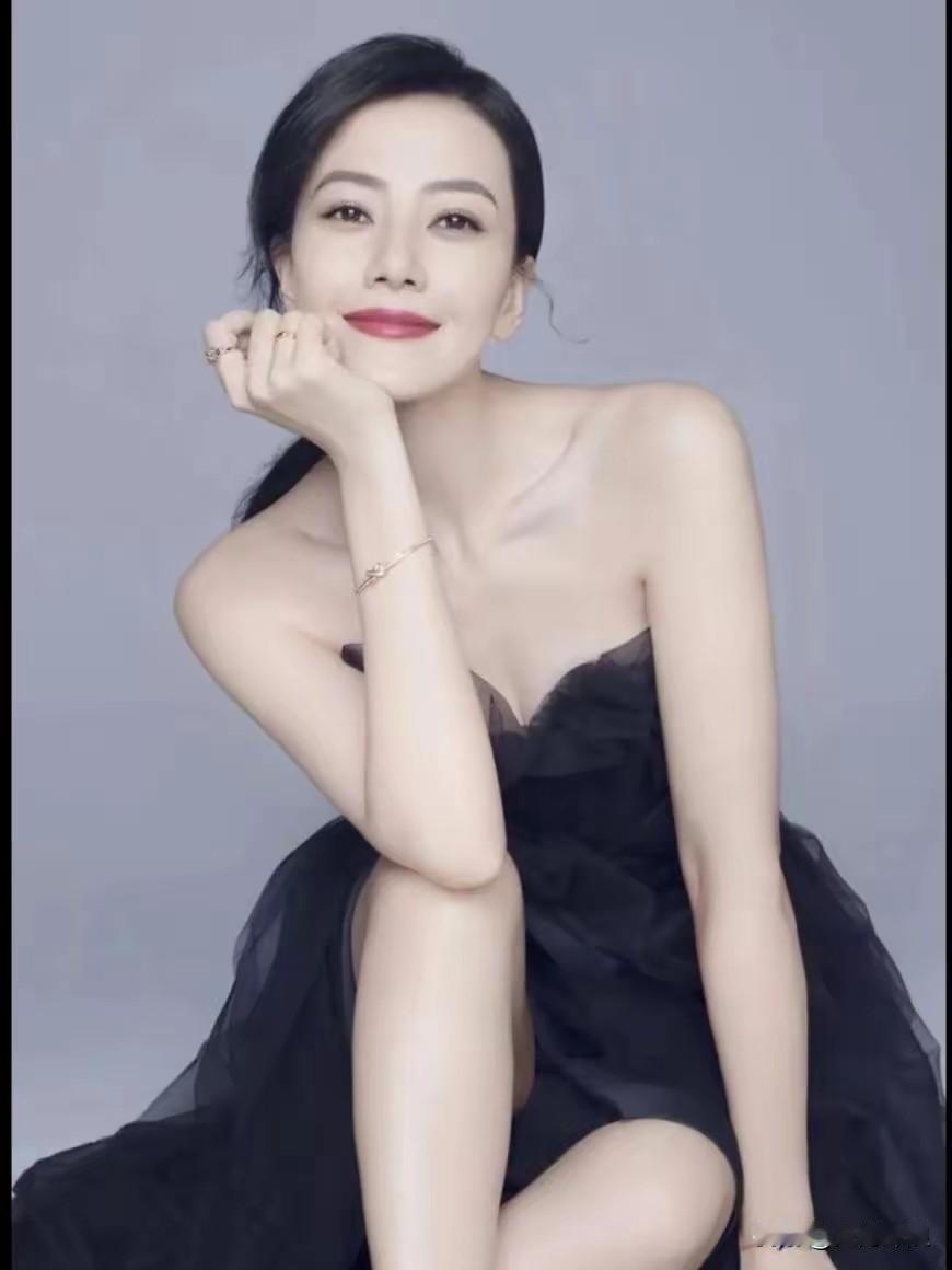 中国诗人为高圆圆写的一首“接龙诗”！

高路入云端
端予甜梦圆
圆月洒清辉
辉映