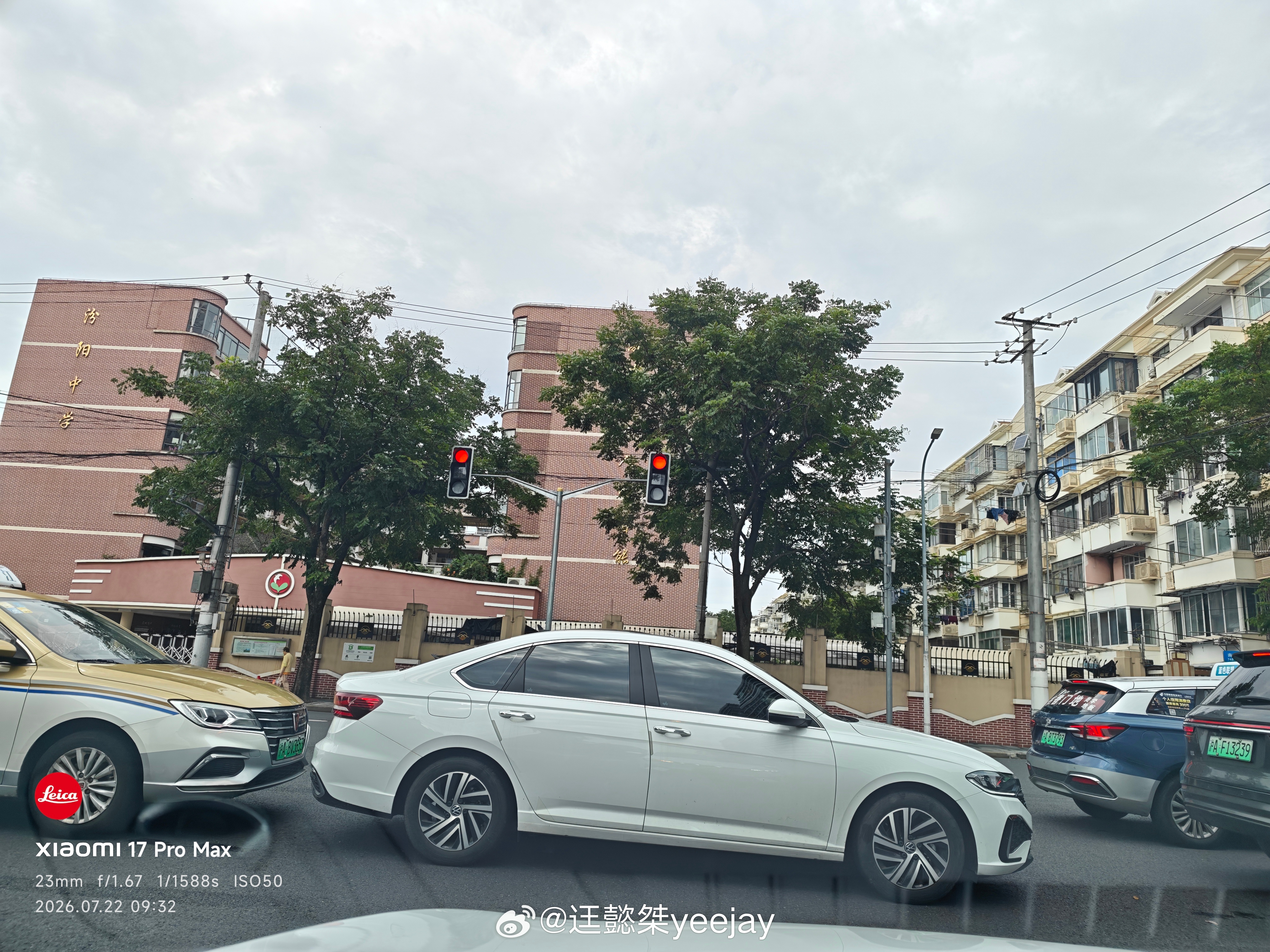 前两天小插曲，小路口，横向的直行车绿灯不能过去了，还开上来，影响通行效率，真差劲