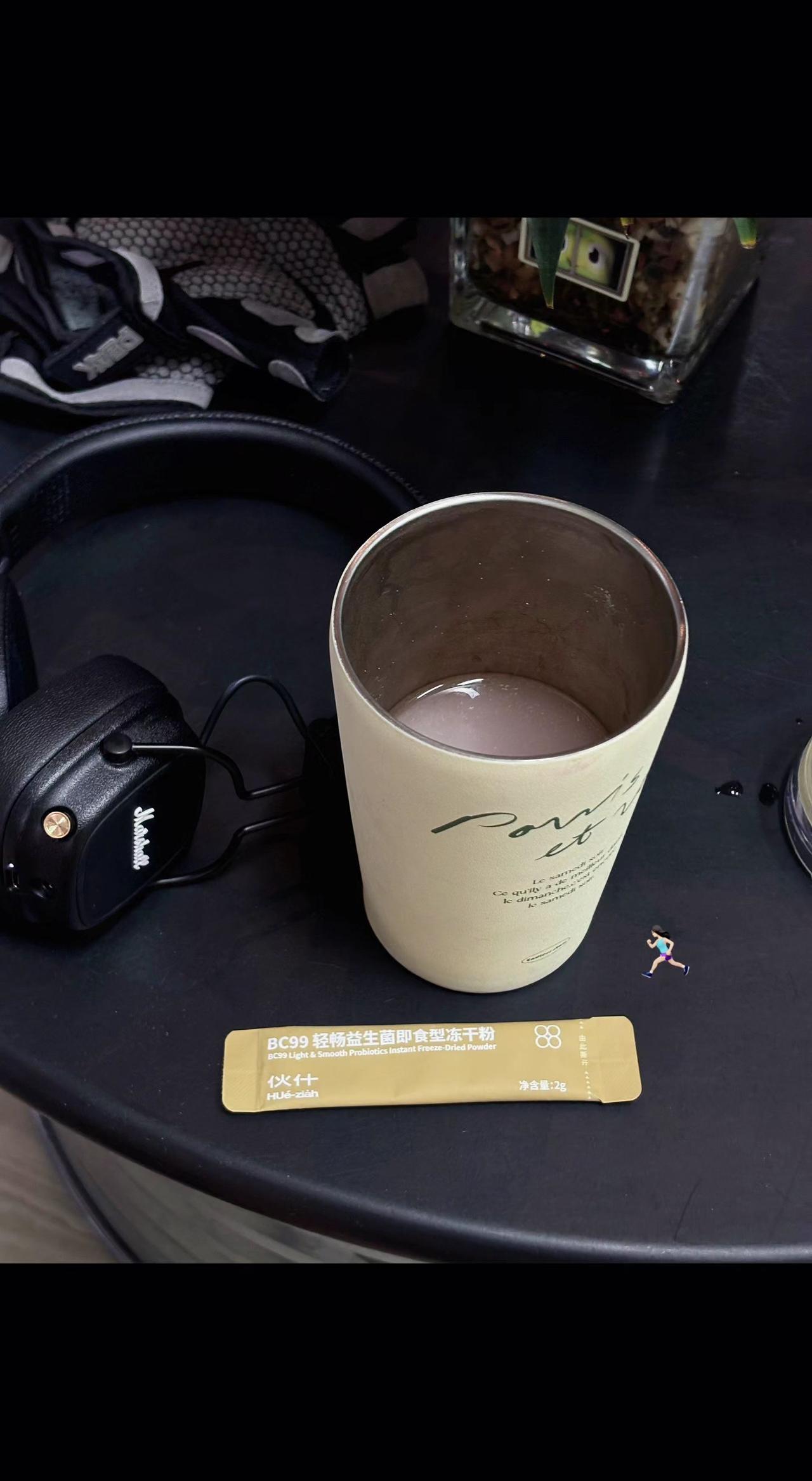 ☕杯沿凝着晨露，耳机在旁打盹🎧。咖啡渍洇成星图，此刻时光是块方糖🍬，慢慢化在