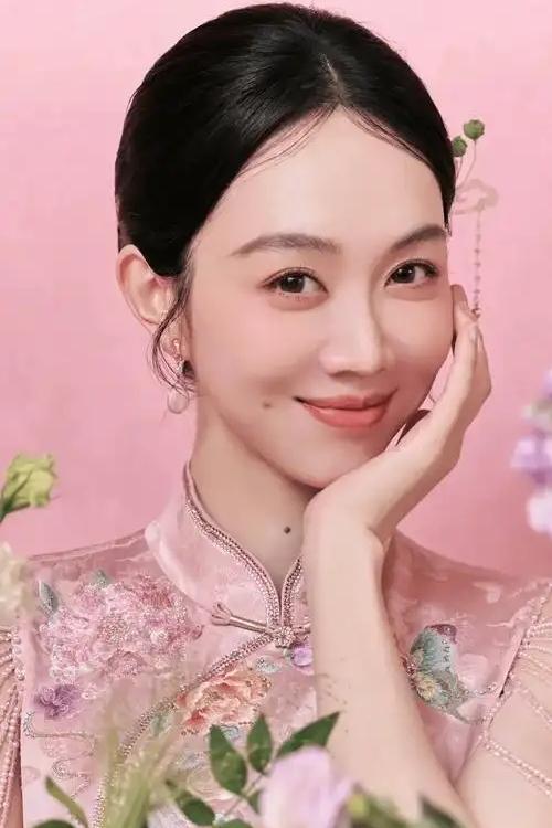 演员姜妍说：我虽然是东北人，但老家是大连的，口音跟山东更接近。人家一听我说东北话