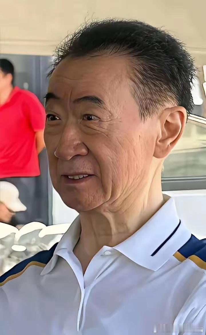 王健林再抛一座万达（湛江）。人逢喜事精神爽，你看把老王乐的，眼角全是褶子。 