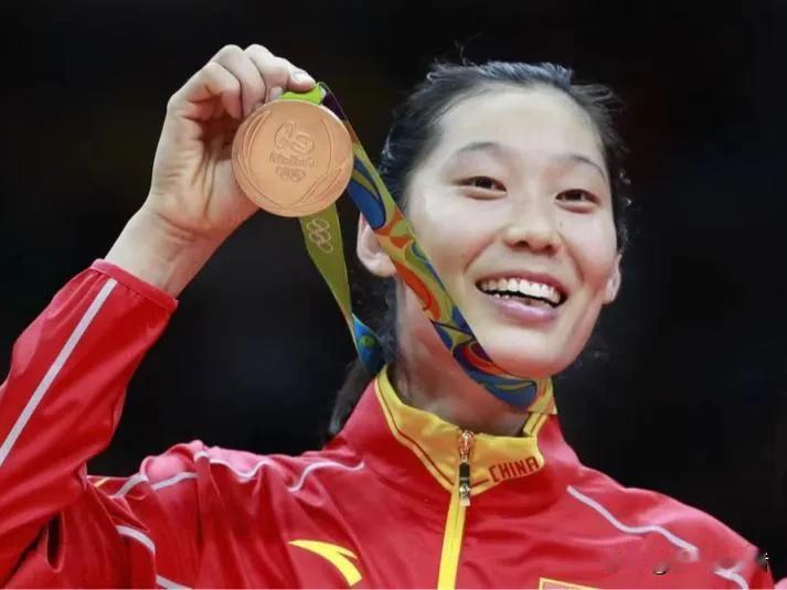 朱婷在排球事业上取得的成就无人能及，帮助中国女排获得奥运会冠军，世界杯冠军，个人