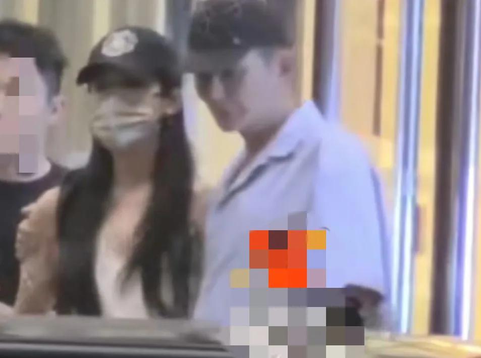 张婧仪冲上热搜！
7月24日，张婧仪突然冲上了热搜，起因是有狗仔拍到了她被一男的