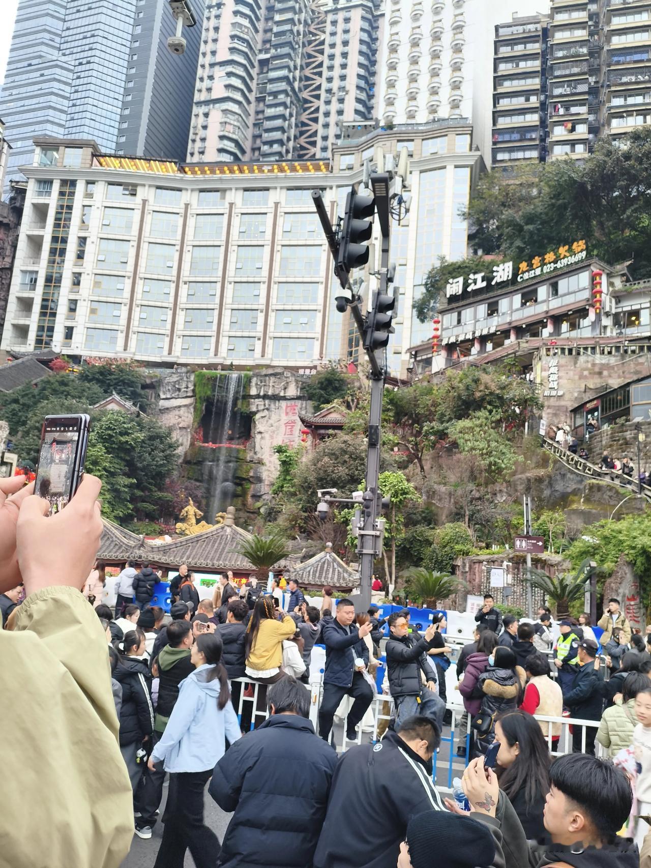 上联:诗山寻妙句，
下联心海悟真情，
横批，情真意切。
以诗为伴，以心为灯，悟透