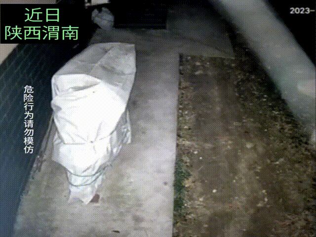 什么仇什么怨？近日一名老人，深夜推倒一辆电动车后，放火烧毁电动车，而小区附近就是