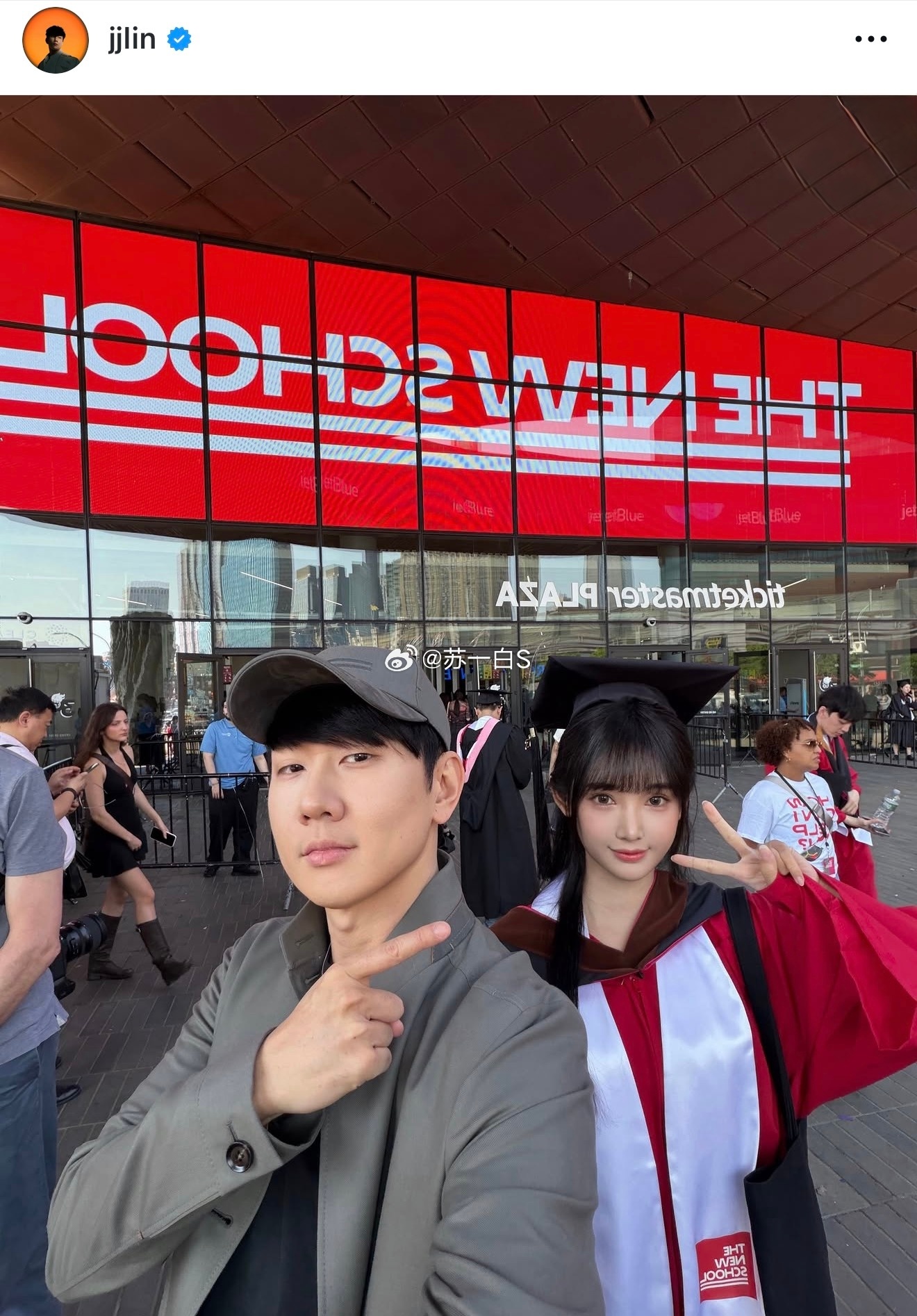 林俊杰晒和七七合照👇林俊杰在纽约参加女友七七从帕森斯设计学院毕业的典礼🎓 