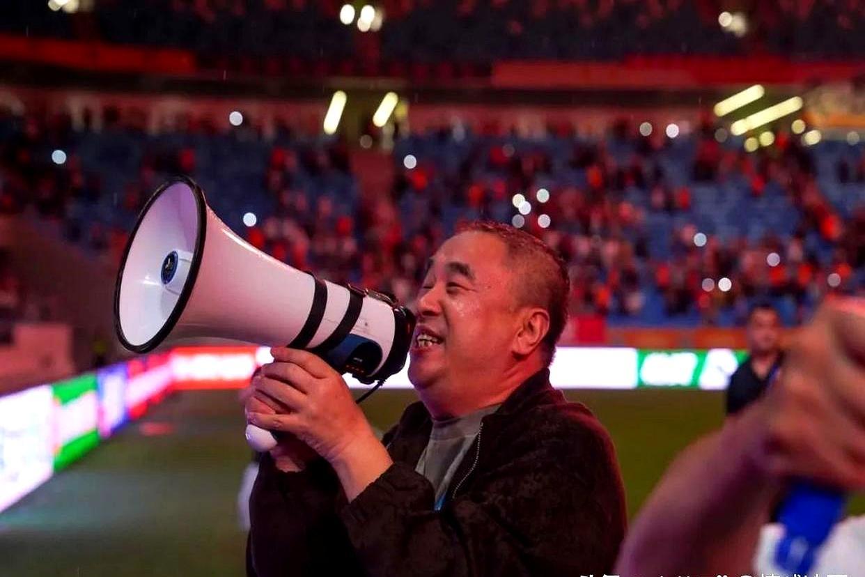 堂堂百年足球城，电视里竟连年播不了主队。
 
因为转播费壁垒，青岛海牛和西海岸的