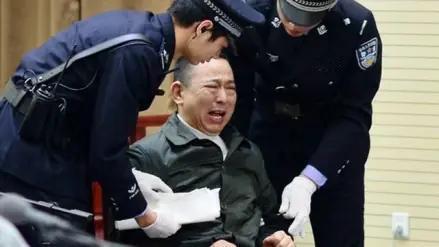 2014年，身家400亿的四川“黑老大”刘汉被判处死刑，庭审现场他情绪激动，几度