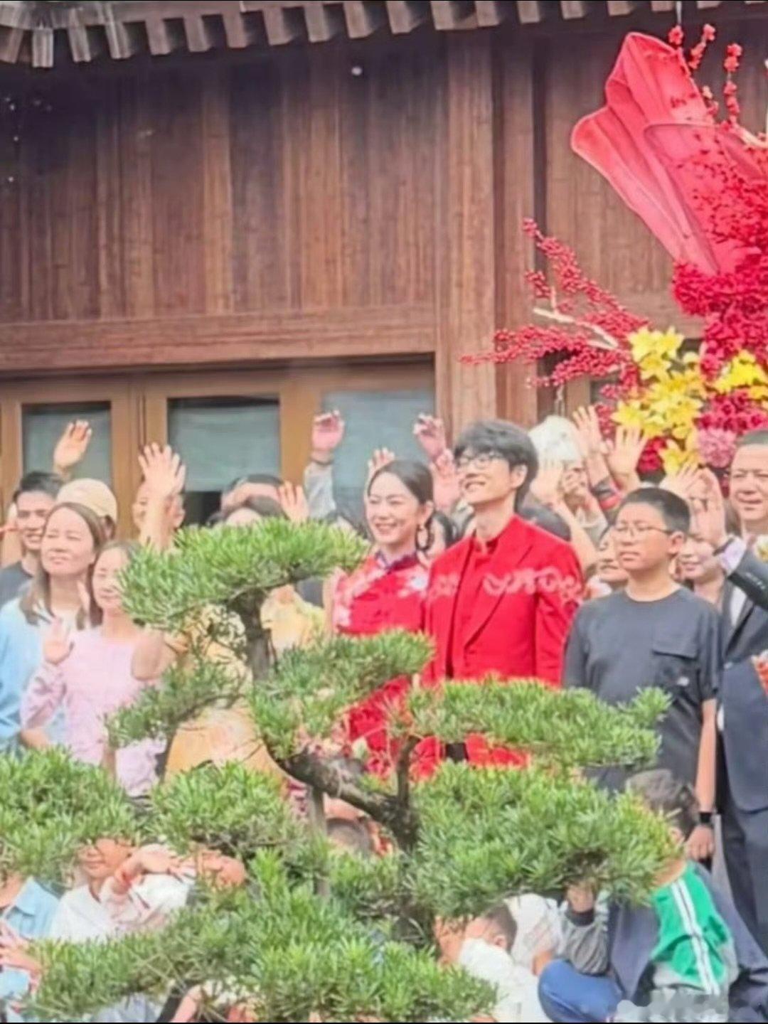 许嵩官宣后路人缘激增属实是有效官宣！别人官宣掉粉，许嵩官宣收获一大波路人好感。真