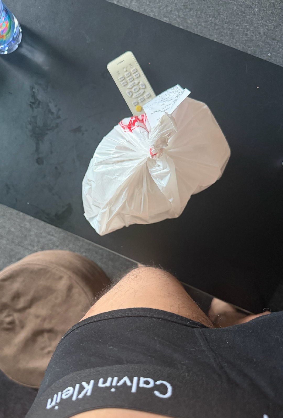 今天的外卖小哥有病啊我说放门口一直让我出来拿，就想拍那种很恶心的收货图，穿着三角