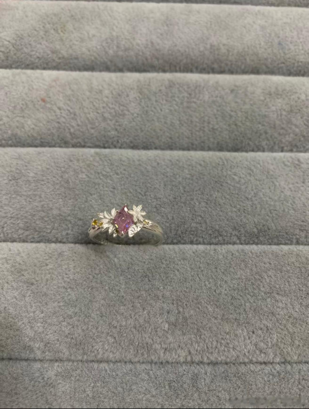 孟子义孟子义抽抽乐 💍 设计寓意｜指间的同心圆这枚戒指，是一场静默的双向告白：