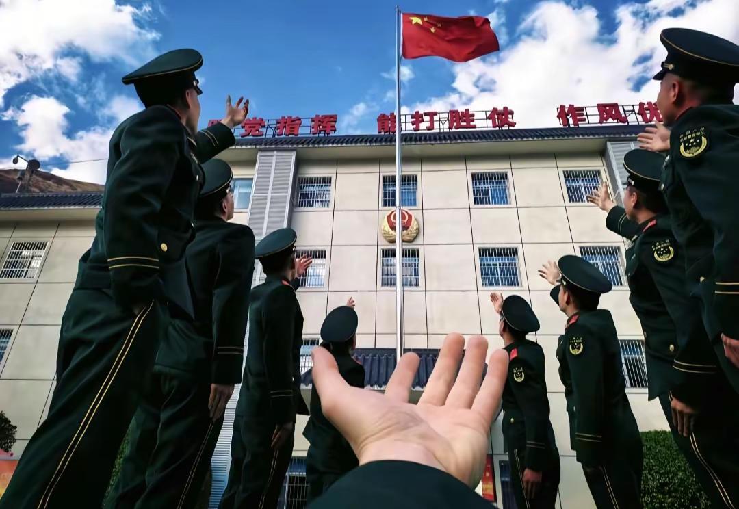 党旗所指，军旗所向。听党指挥，能打胜仗，作风优良！参军梦 中国人民解放军