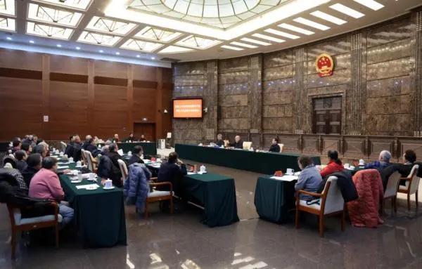 提出了26条意见建议。这是一次美好的座谈会，很温暖。昨天在法庭上，我提出了全省进