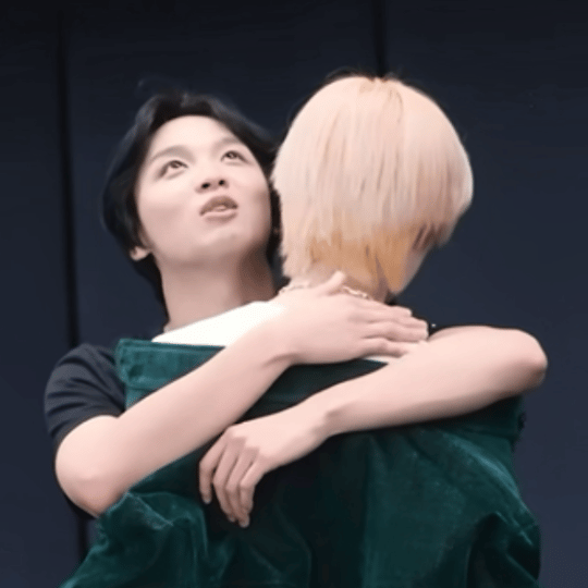 粉丝前几天吵的这么厉害，结果蒸煮搁这不仅亲上了，还大跳trouble maker