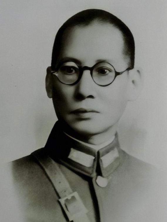 1945年，龙云被迫离开昆明，登机时，他对送行的杜聿明破口大骂：“杜聿明你这个滥