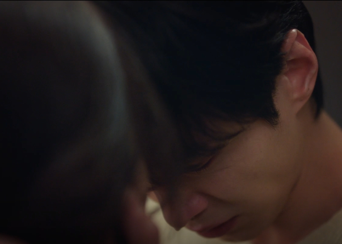 亲密关系第一名就是面对面掉眼泪靳朝一把拉过姜暮亲完就哭，俩人对着掉眼泪，这亲密感