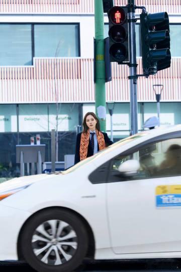 王霏霏出个国帅成啥了 穿上这身西服，王霏霏的气场瞬间升级，皮裤与领带围巾的搭配，