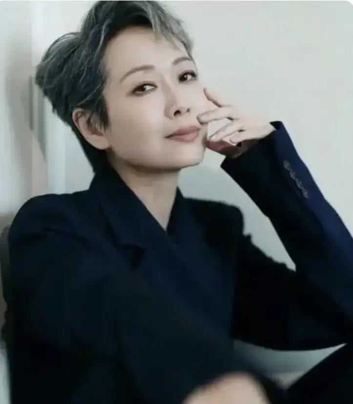 叶童的态度，最近又把人看沉默了
她是老牌影后，身家不缺
可面对在香港做保安，日子