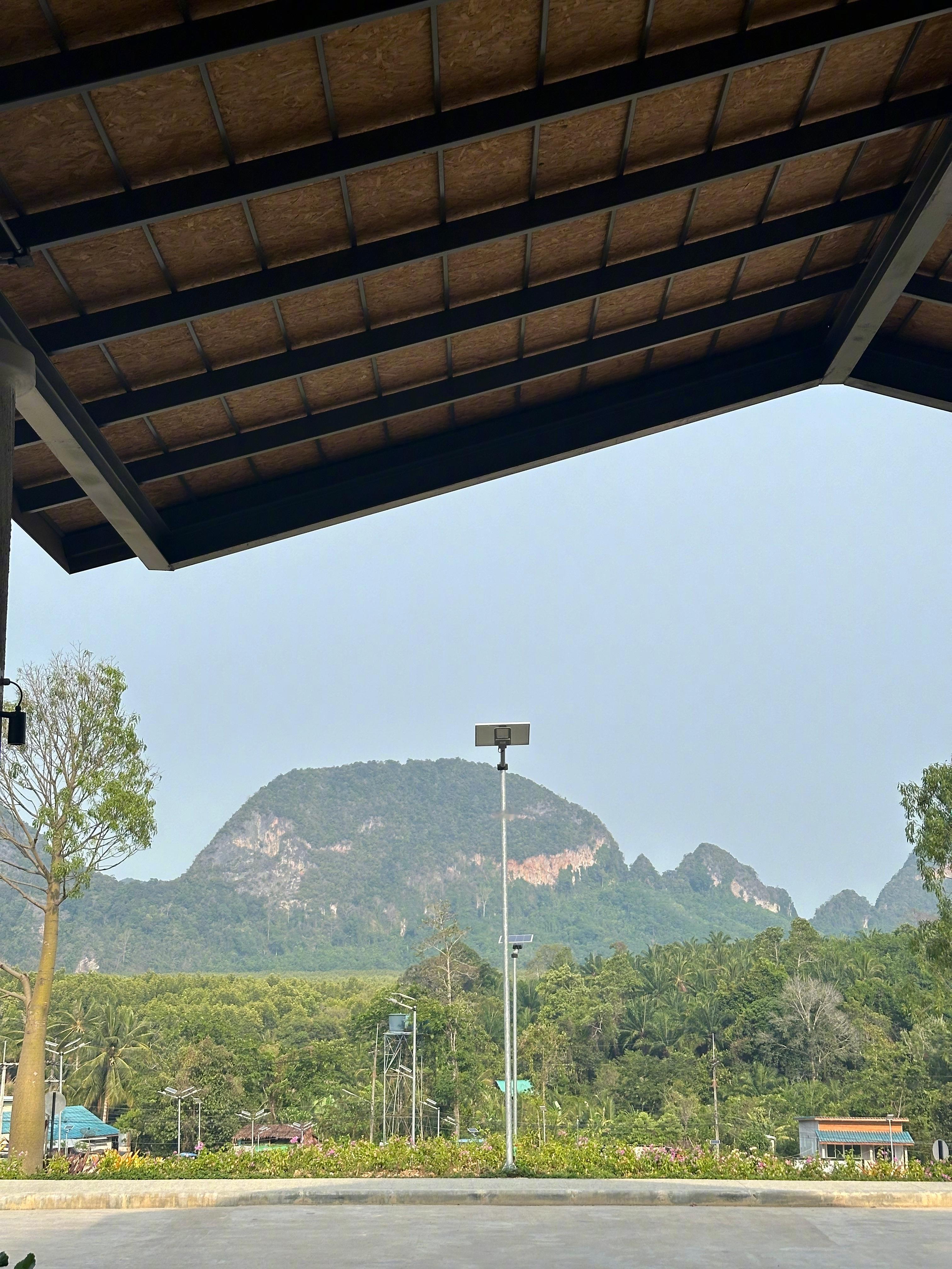   #城市巡游记# 站在高空栈道上，俯瞰群山峻岭，感受风吹云动。脚下是深不见底的