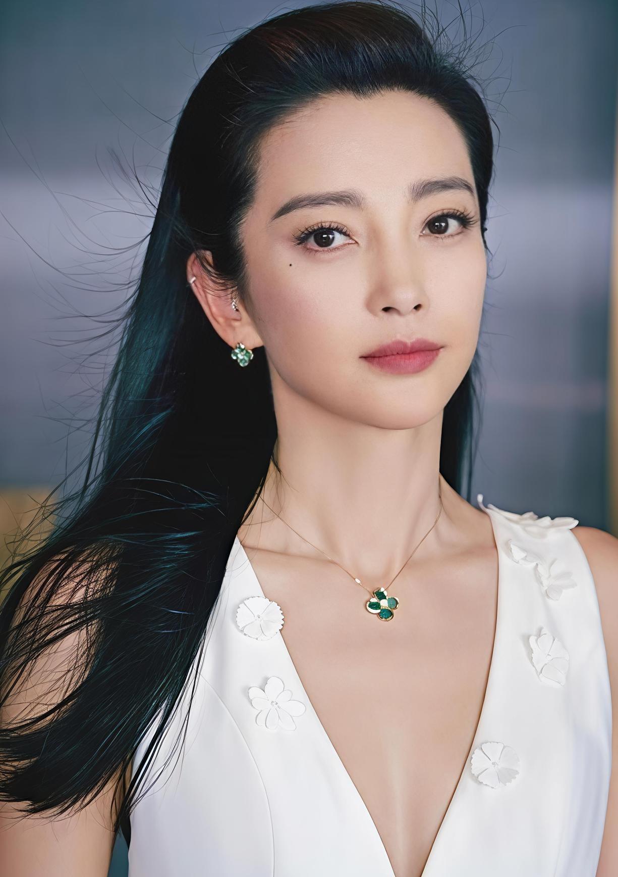 郑钦文夺冠全网刷屏，各路人马都在道喜，可谁能想到最先坐不住的居然是李冰冰。
一