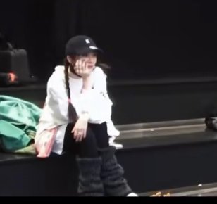 杨幂去探班黄明昊幂姐往那一坐就是一个超可爱的小手办 ​​​