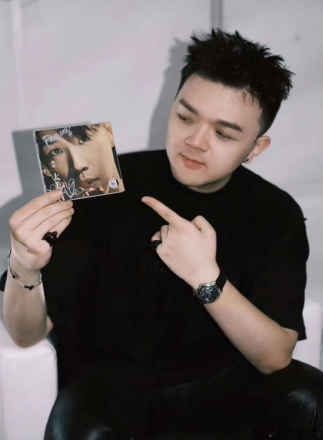 艾福杰尼喜欢陶喆20年了 天啊，竟然还在当年参加陶喆见面会签售的图，这是真爱啊 